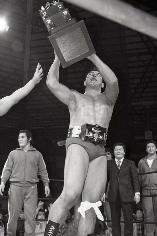 坂口はトロフィーを掲げて歓喜の表情を浮かべた