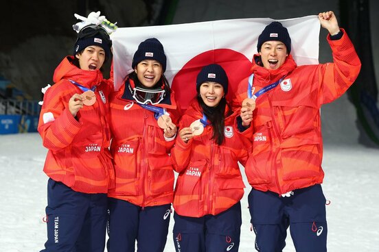 混合団体で銅メダルを獲得し、笑顔がはじける(左から)二階堂蓮、丸山希、高梨沙羅、小林陵侑