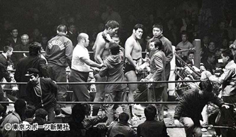 馬場（中央）が試合後のインタビューを受けている最中、乱入して汗を拭う一般人風の男性
