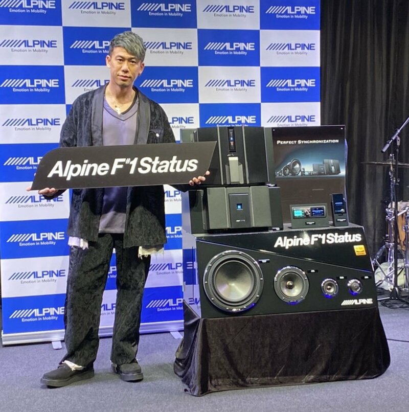  アルパインの製品をＰＲする川畑