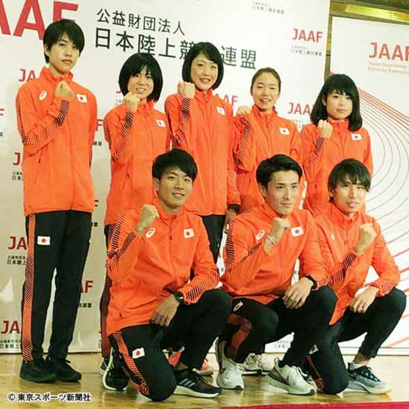  会見に臨んだマラソン男女代表