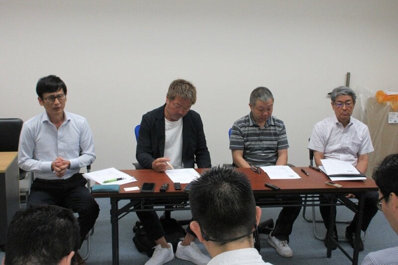 （右から）萩原実コミッショナー、日本プロボクシング協会のセレス小林会長、加山利治事務局長、会合の内容を説明するJBCの安河内剛本部事務局長
