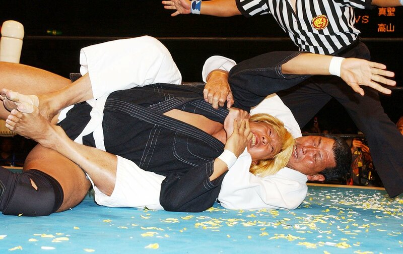 高山善廣(手前)に裸絞めを決める坂口征二会長（2003年9月14日、名古屋レインボーホール）