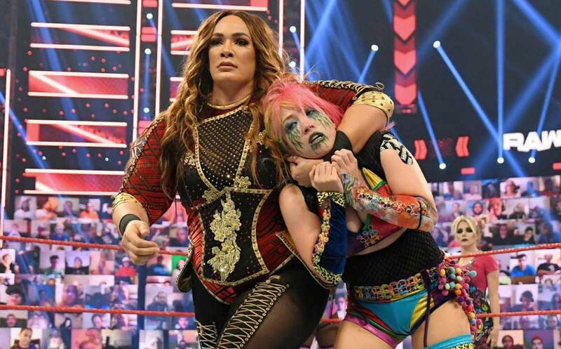  アスカ（右）はナイア・ジャックスのパワーファイトに大苦戦(C)2021 WWE, Inc. All Rights Reserved.