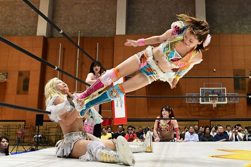 同ブロックのビクトリア弓月(左)に、串刺しドロップキックを浴びせる岩谷麻優