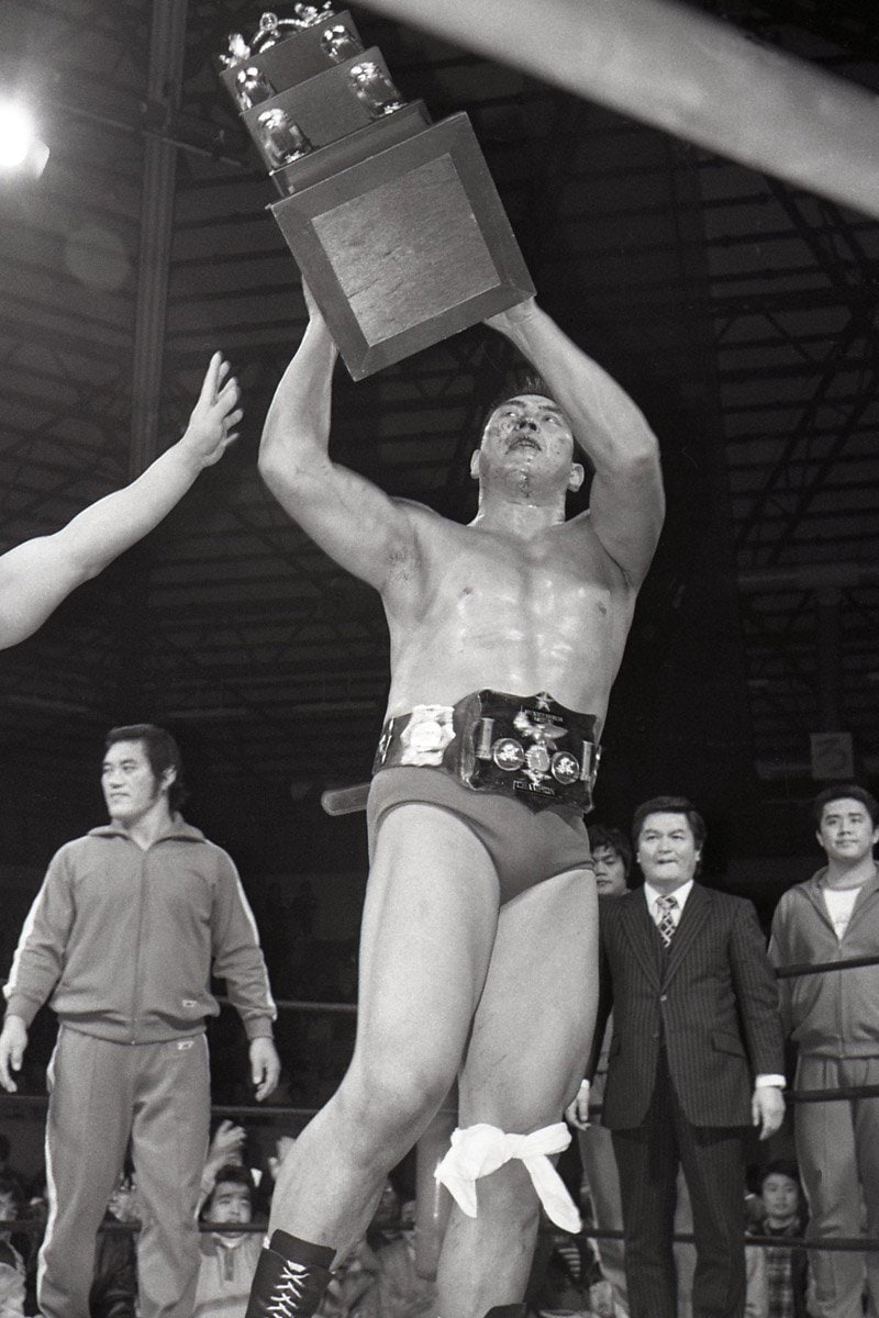 坂口はトロフィーを掲げて歓喜の表情を浮かべた