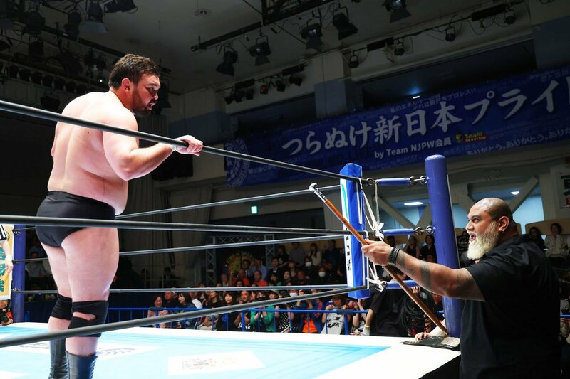 場外のドン・ファレ(右)を挑発するウルフアロン