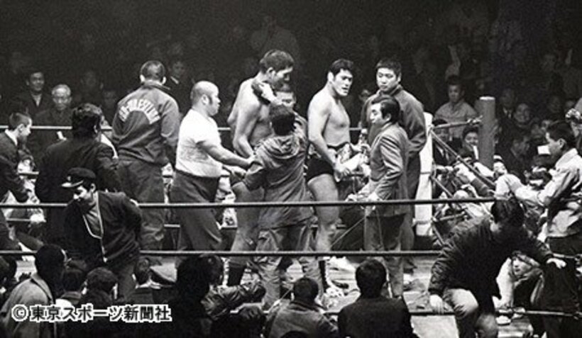 馬場（中央）が試合後のインタビューを受けている最中、乱入して汗を拭う一般人風の男性