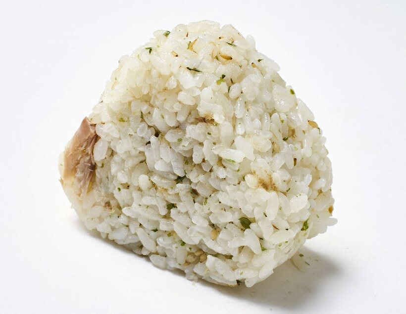 こちらはファミマの「ＢＥ：ＦＩＲＳＴ　生姜と胡麻香る　さばおむすび」