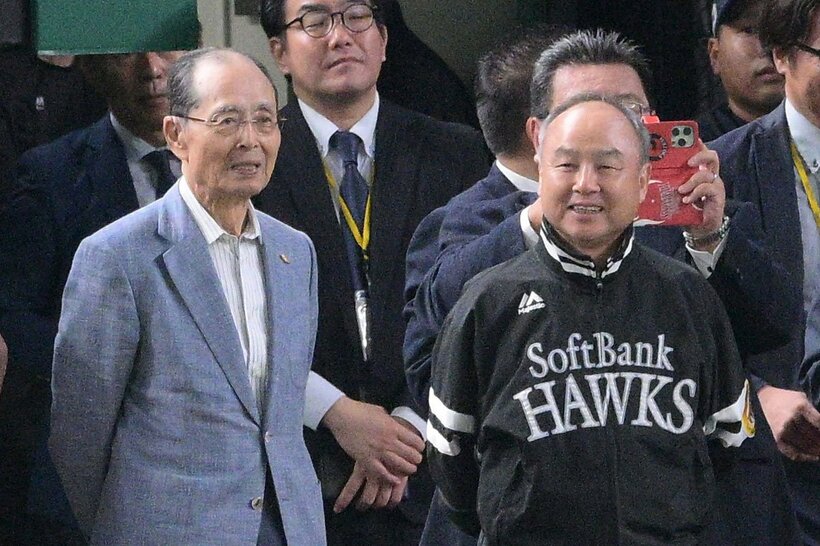 王会長と並ぶ孫正義氏