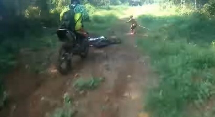  バイクの前に出現した小人（ユーチューブから）