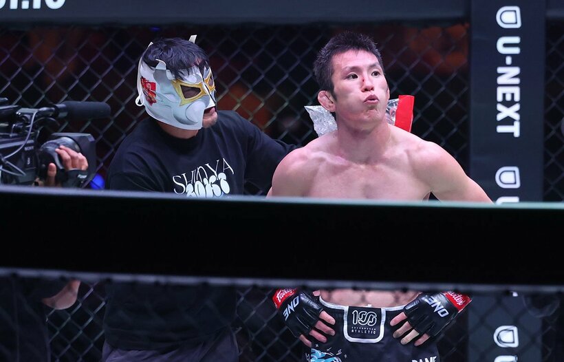 手塚裕之に敗れた青木真也。左はセコンドのカシン