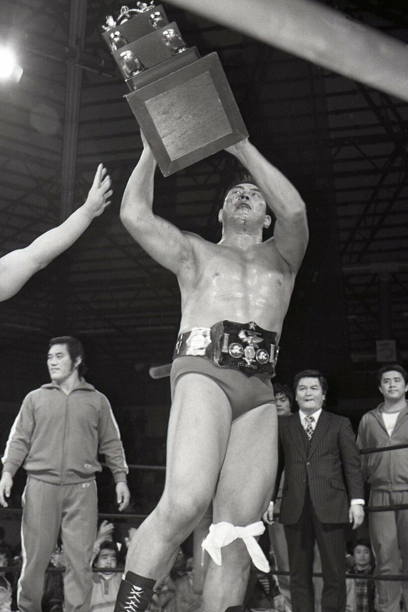 坂口はトロフィーを掲げて歓喜の表情を浮かべた