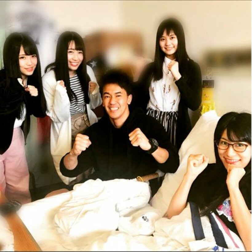  猪狩ともか（手前右）らとガッツポーズをみせた武井。写真はインスタグラム（@sosotakei）から