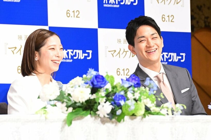 婚約を発表した三浦璃来さん(左)と木原龍一さん
