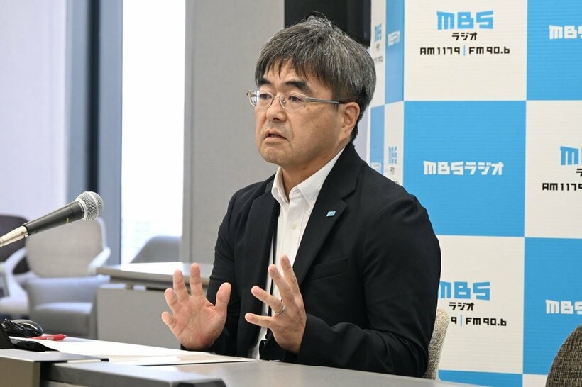 記者会見をしたＭＢＳラジオの原厳一郎社長