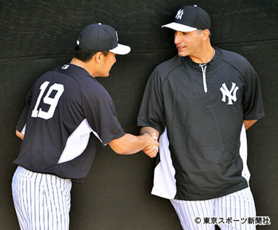投球練習を終えた田中（左）はペティット氏と握手