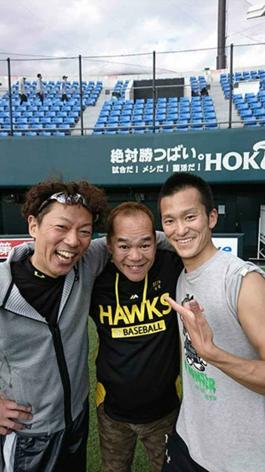  古賀勝則さん（中）、松尾基成さん（左）と記念撮影。古賀さん、お疲れさまでした！