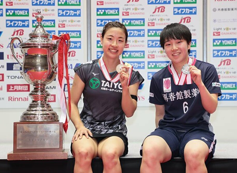  女子シングルスで優勝した奥原希望（左）と準優勝の山口茜（代表撮影）