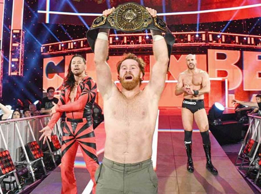  中邑真輔のマネジャー役サミ・ゼイン（中央）がまさかの戴冠を果たした。右はセザーロ（Ｃ）2020 WWE, Inc. All Rights Reserved.