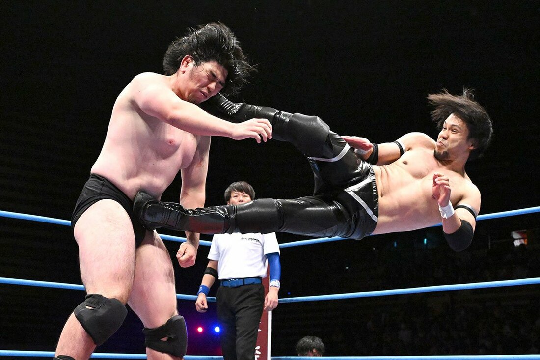 巨体を誇る田村男児(左)に延髄斬りを放つ吉岡世起
