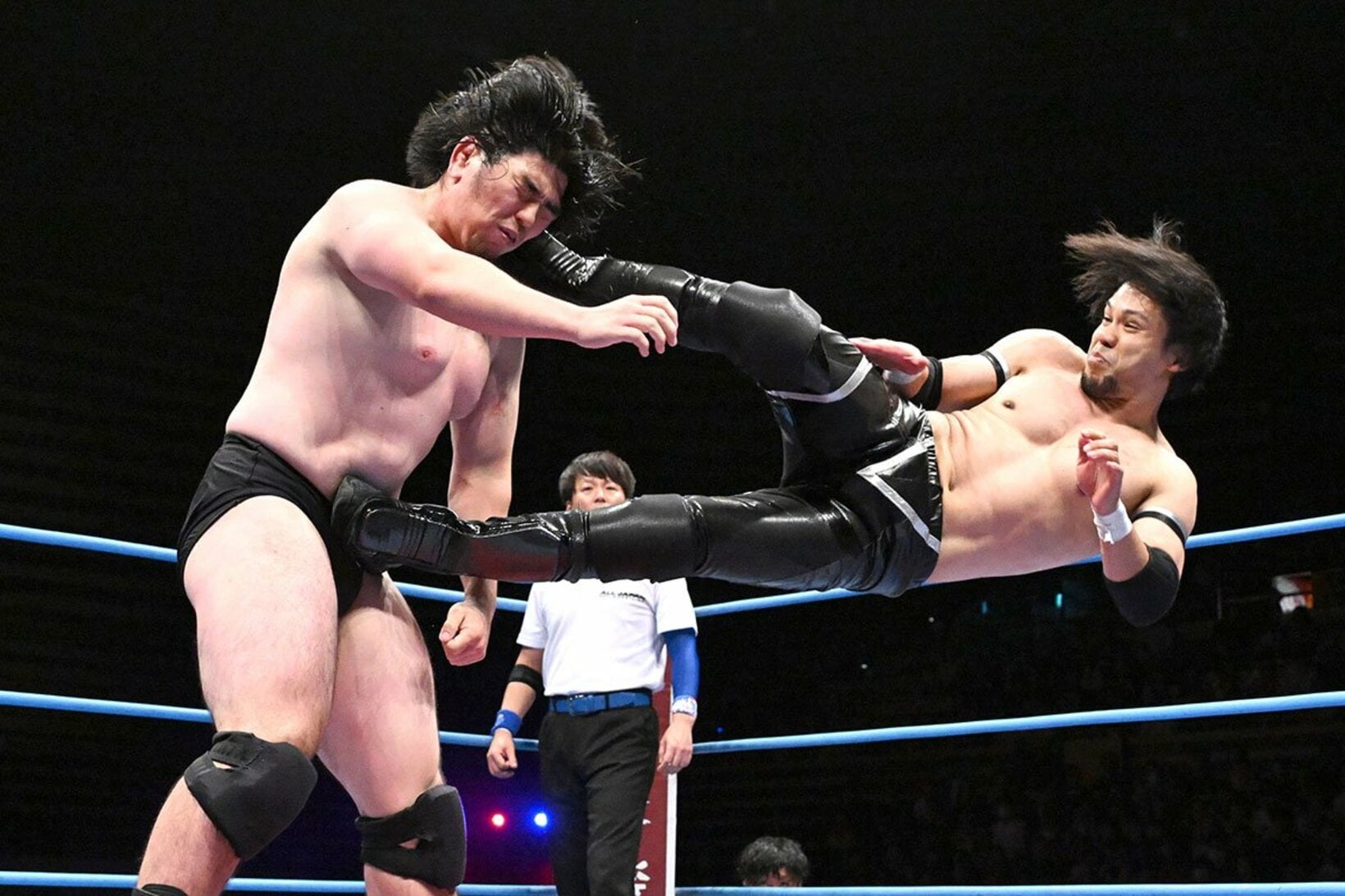 巨体を誇る田村男児(左)に延髄斬りを放つ吉岡世起