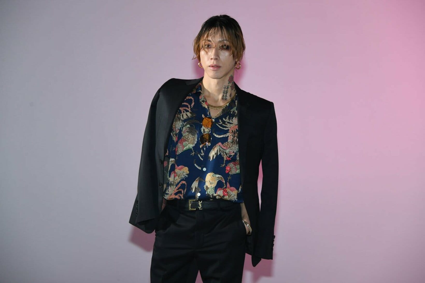 ポーズを決める渋谷龍太