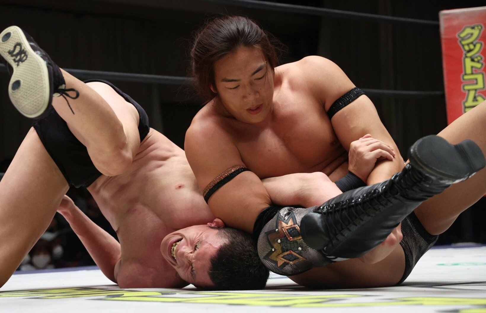 青木真也を攻める竹下幸之介