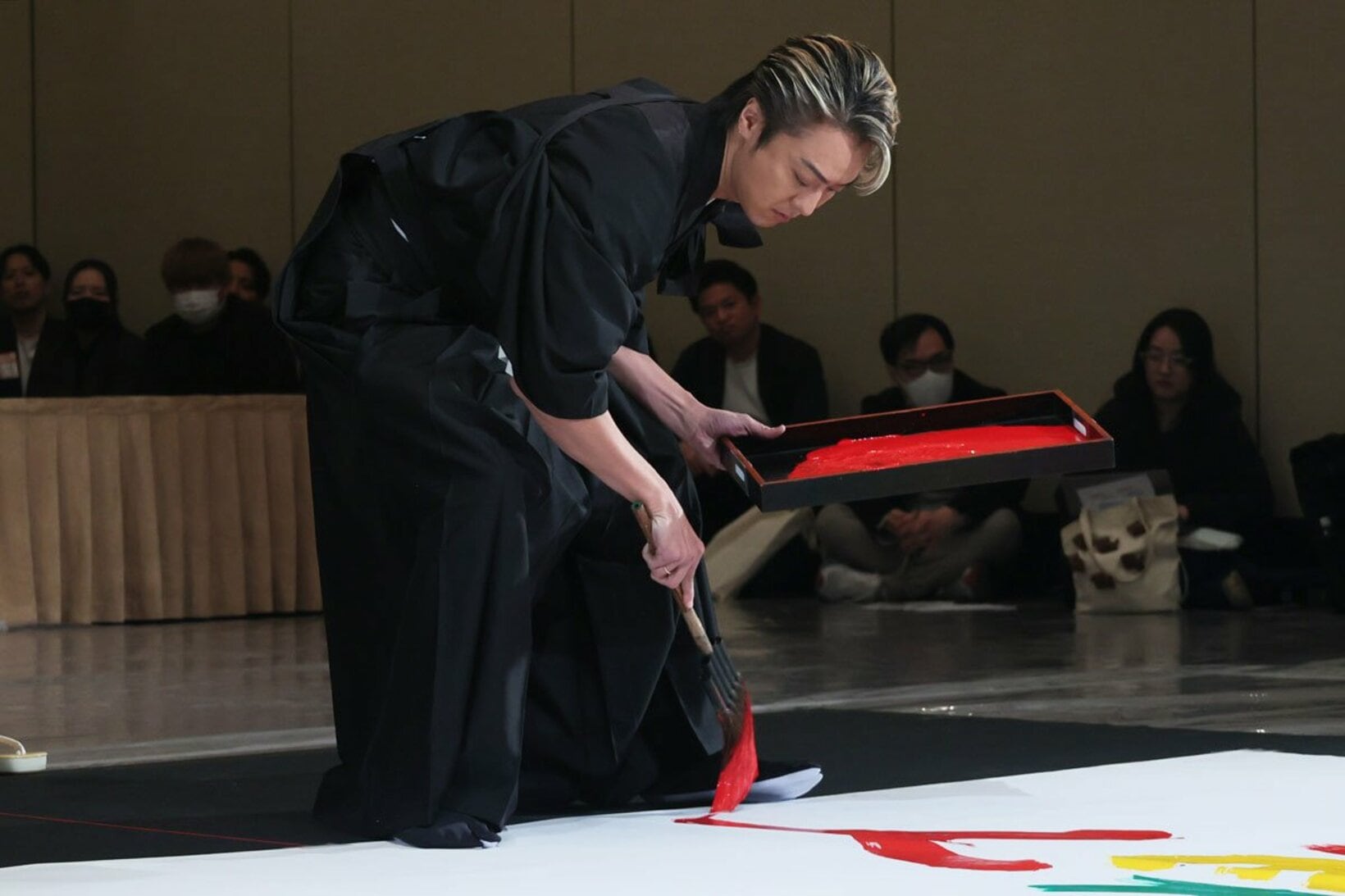書道パフォーマンスを披露するTAKAHIRO