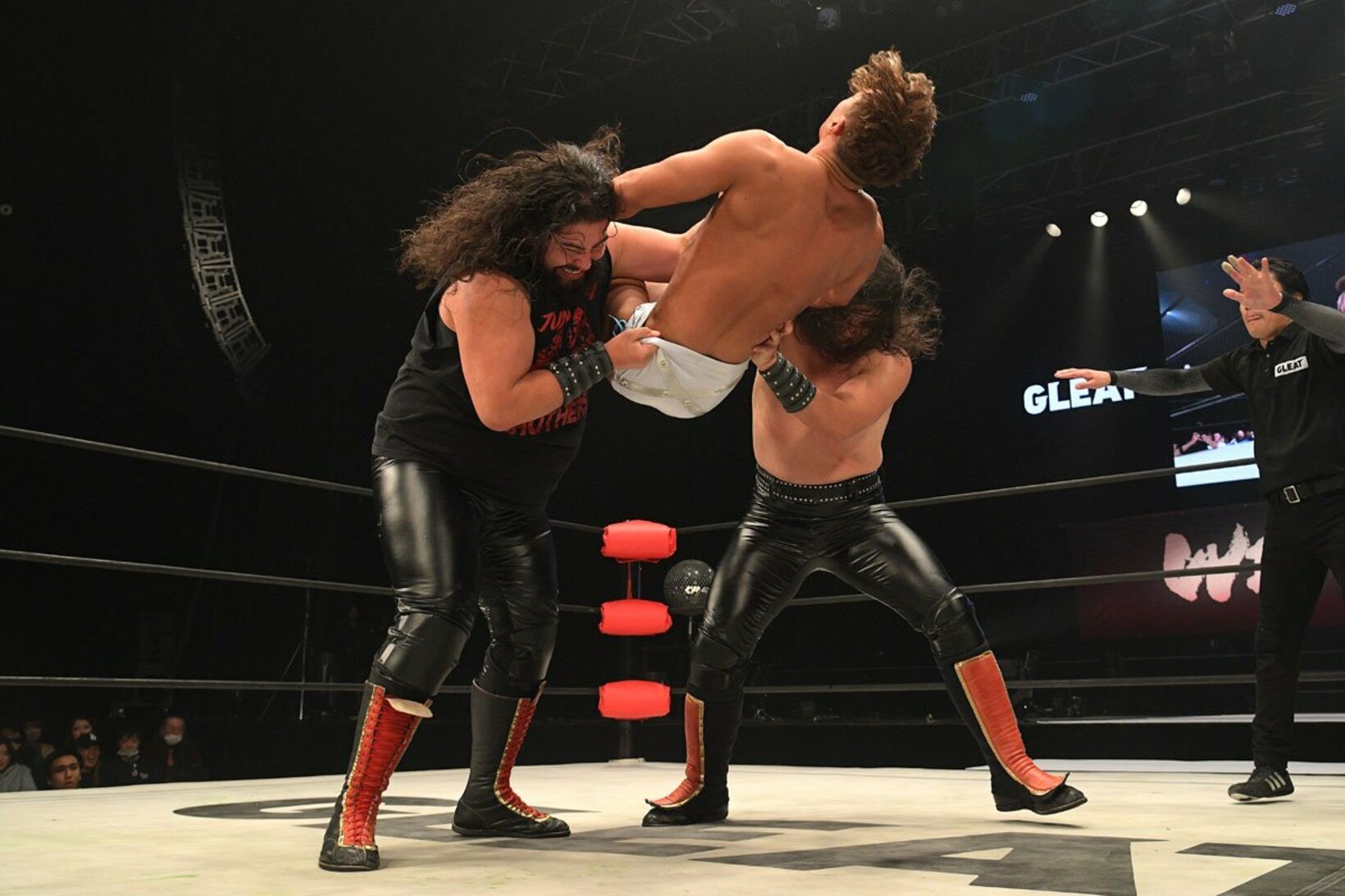 渡辺壮馬（中）を投げる斉藤レイ（左）と斉藤ジュン