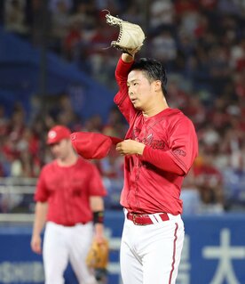ヤクルト打線と相対し、汗を拭う広島・玉村昇悟