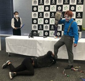  勝俣（右）がクリスをＫＯ
