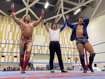 勝ち名乗りを受ける〝ビジネスタッグ〟こと宮原（左）と青柳