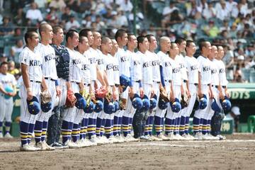 試合に勝利し整列する健大高崎の選手たち