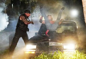  アンダーテイカーは墓場埋葬マッチでＡＪスタイルズ（右）を霊柩車に叩きつける（Ｃ）2020 WWE, Inc. All Rights Reserved.