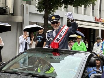 麻布十番商店街をパレードする蝶野正洋