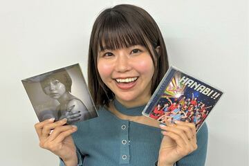 自身のソロＣＤ（右手）とＬｉｎＱ時代のＣＤを手する天野なつ