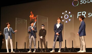  和気あいあいと話す嵐のメンバー