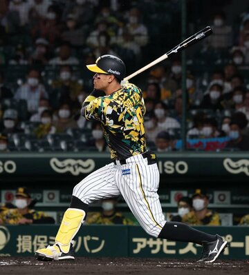  ４回、右前打を放つ佐藤輝（東スポWeb）