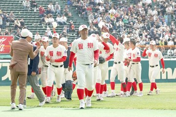 ４強入りを決めた中谷仁監督（中央）ら智弁和歌山ナイン