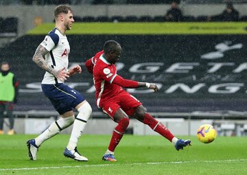  ３点目のゴールを決めたマネ(ロイター)