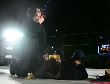 黒ジャケットをまとい、稲村愛輝(下)の顔に押し付けた「改心カステラ」を貪り食うOZAWA