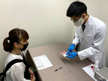  看護師の資格を持つ大宮氏（右）がその場でレクチャーするので安心だ