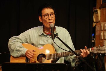 東京・文京区の「BAR MY PLACE」で弾き語りを披露した高山厳
