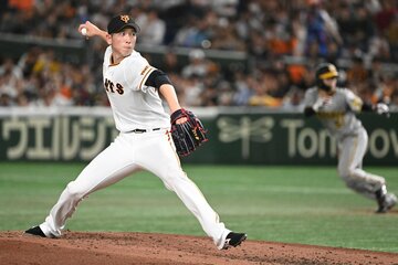 走者を背負いながら、粘りの投球を見せた巨人・戸郷(左)