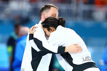 【写真】デビットコーチと抱き合う高木美帆