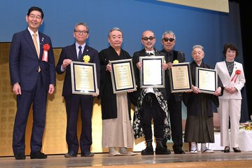 左から服部征夫台東区長、菅井敦（ホリプロ社長）、五街道雲助、竹中直人、寺尾聰、六代目・中村東蔵、高森喜美子台東区議