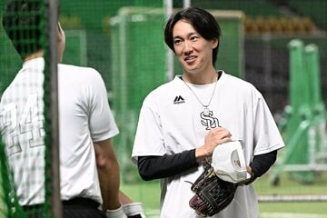 今季の交流戦を３戦全勝で終えたソフトバンク・大津亮介(右)