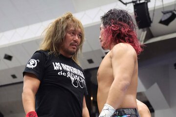 地元の東京・足立区で同門の高橋ヒロム(右)と対峙した内藤哲也