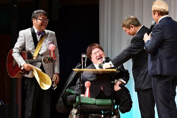 たけしと同じステージに上がり笑顔のグレート義太夫さん（２０１９年）